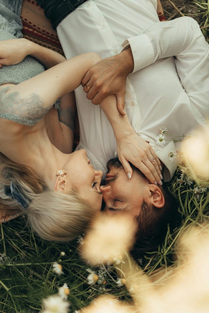 una coppia sdraiata sull'erba e scopre cosa cerca una donna in un uomo