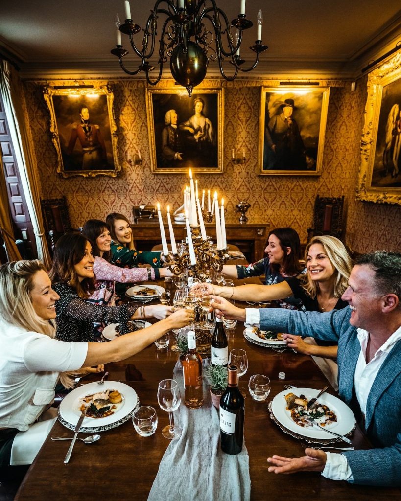 Amici a cena che ridono insieme
