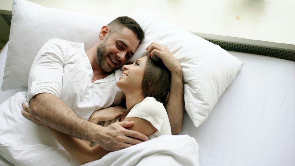 Amici di letto che parlano delle regole