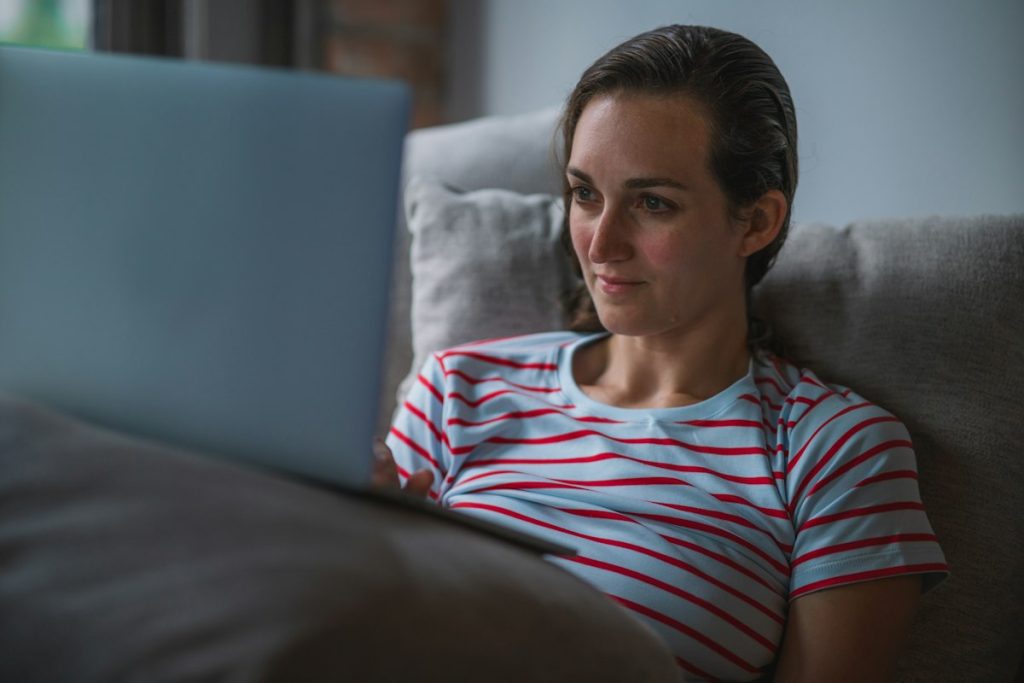 Donna che cerca annunci a Novara dal computer