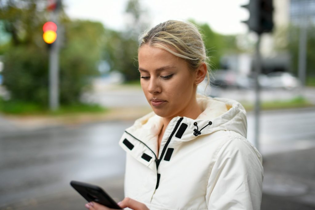 Donna che guarda gli annunci a Rimini sul telefono