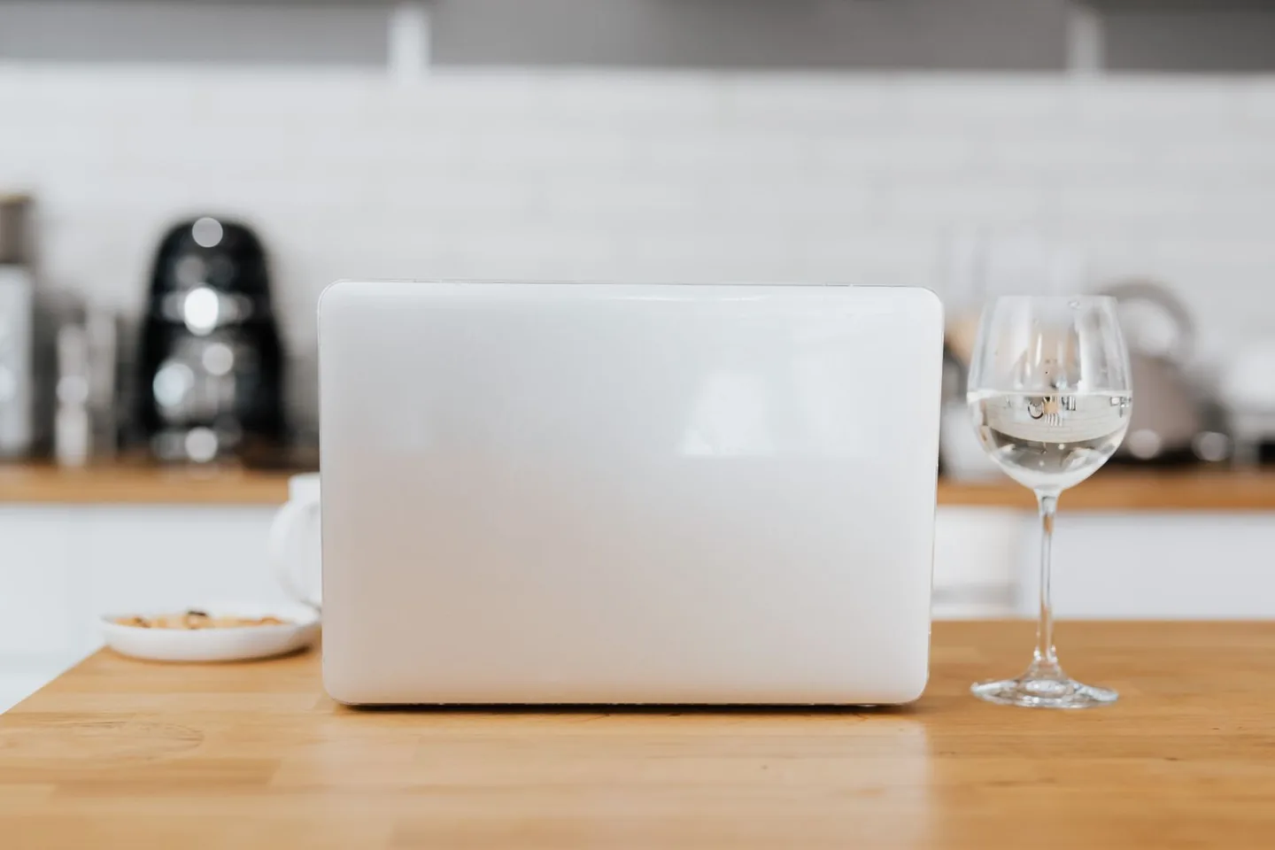 aperitivo online con laptop e bicchiere di vino