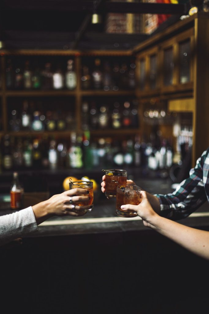 Brindisi al primo appuntamento in un bar