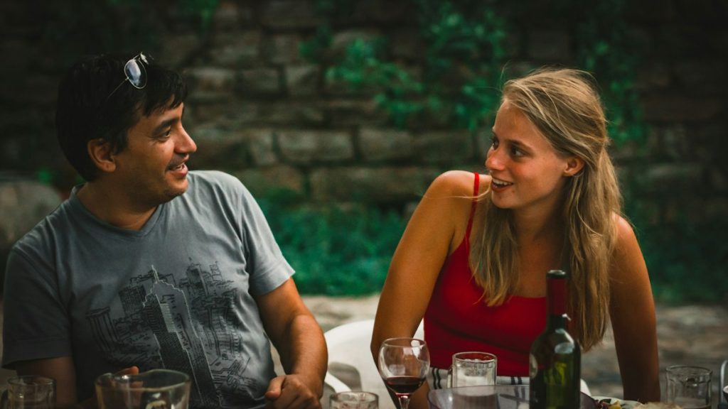 Conversazione imbarazzata in un bar