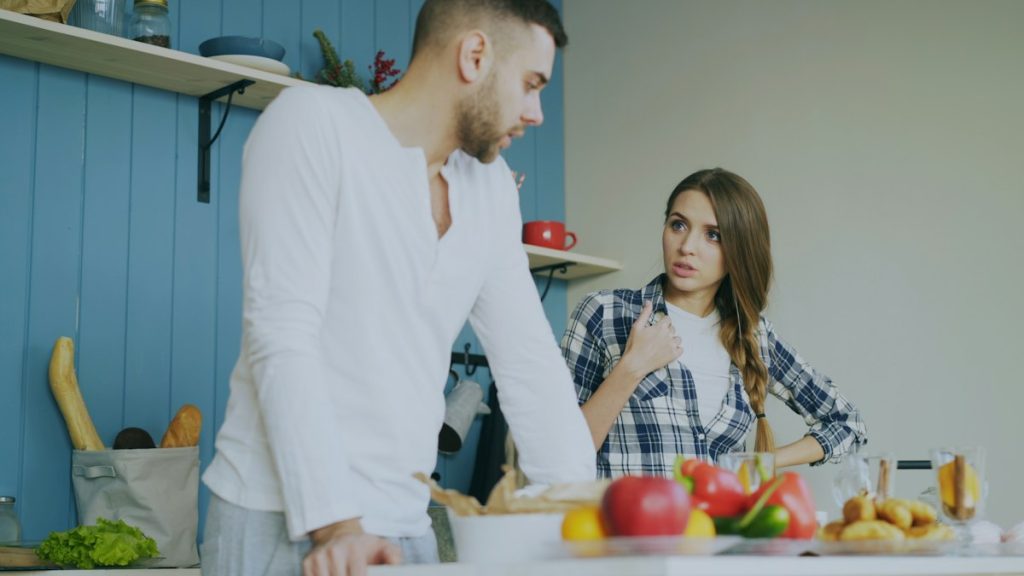 Coppia che affronta un confronto in cucina