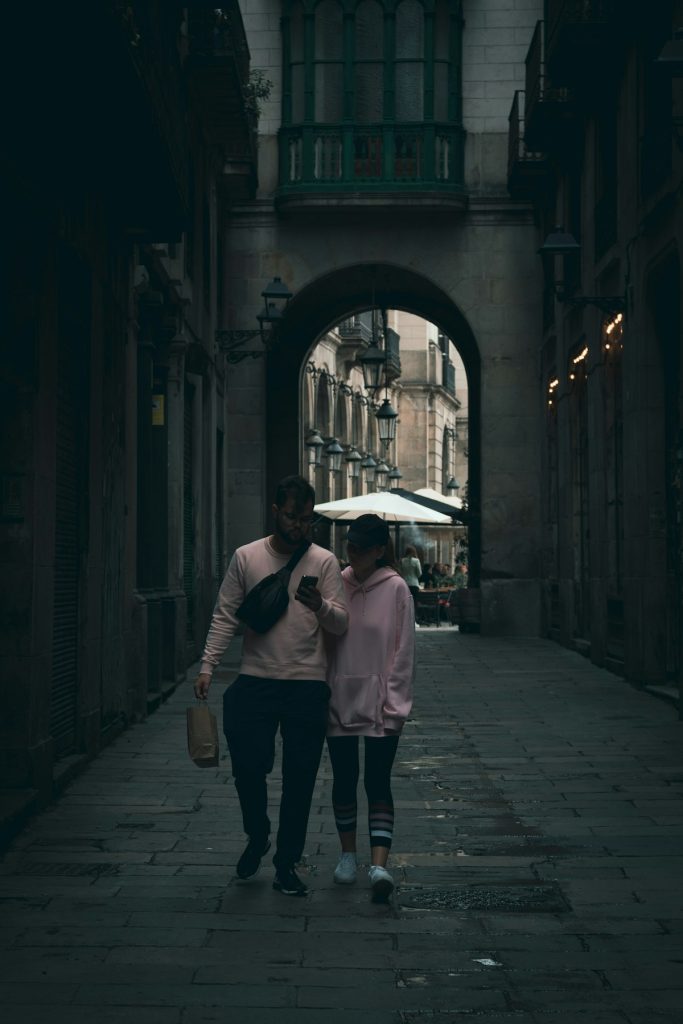 Coppia che passeggia in una strada spagnola