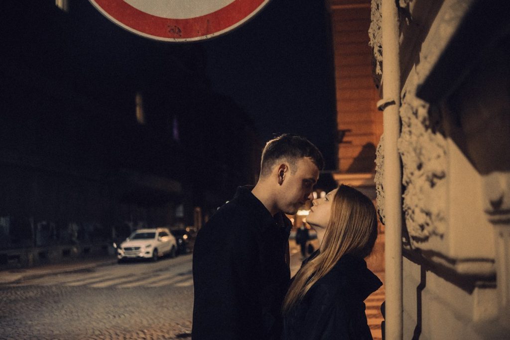 Coppia che si bacia per strada di sera