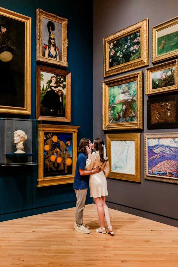 Coppia che visita una galleria d’arte