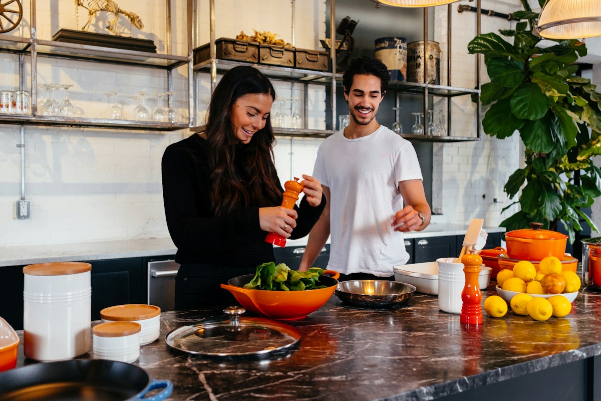coppia che cucina insieme durante un appuntamento