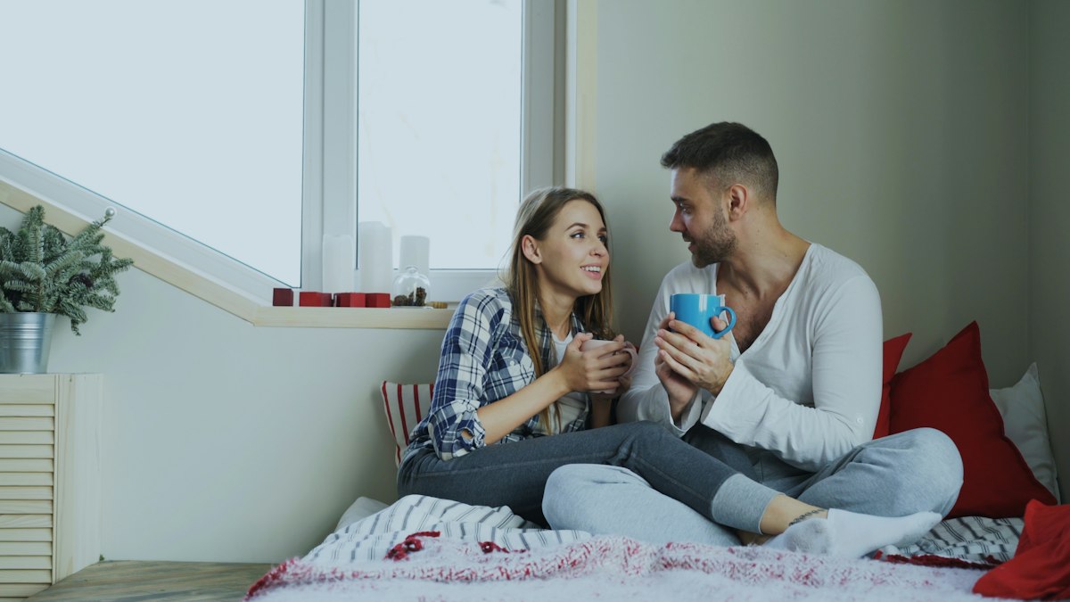 coppia complice che parla a letto