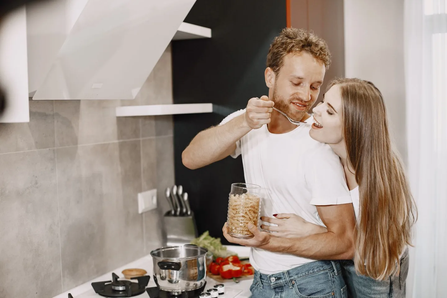 coppia che cucina insieme durante un appuntamento