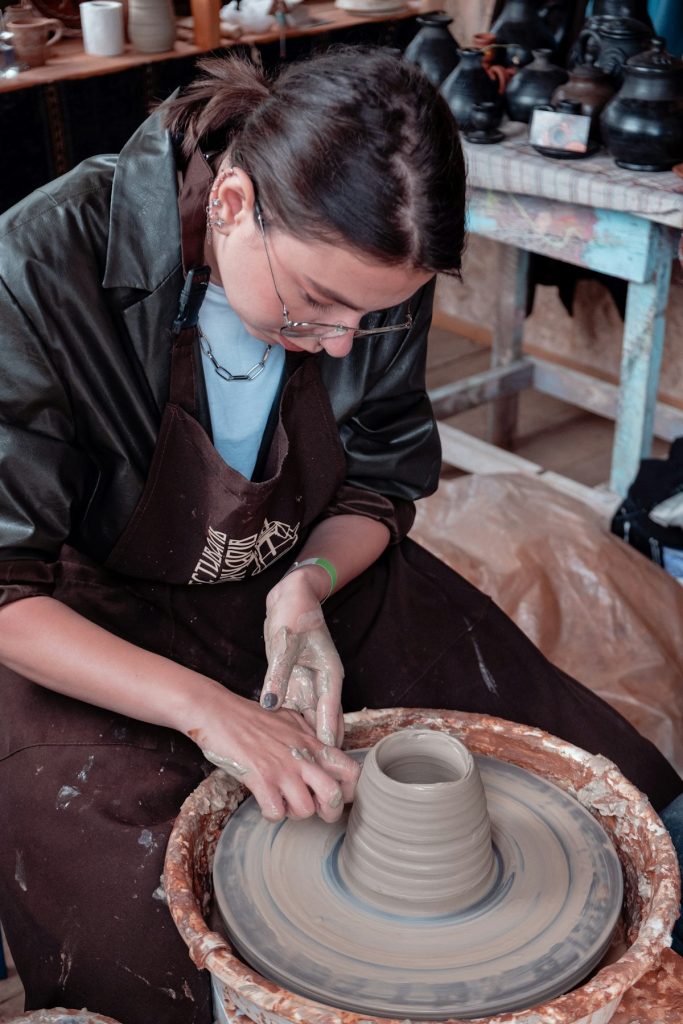 Donna a un corso di ceramica