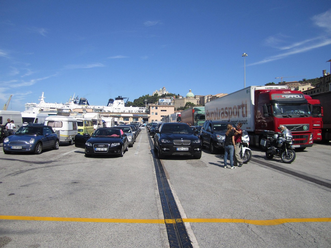 Donna cerca uomo ad Ancona, il porto e la città