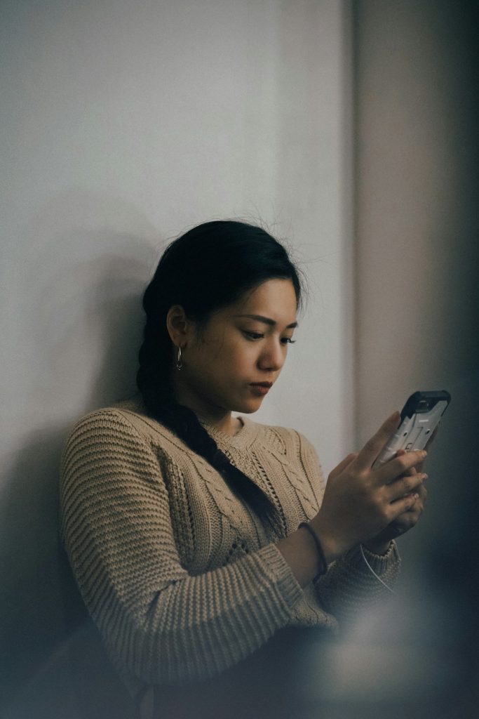 Donna che aspetta un messaggio dopo l’appuntamento