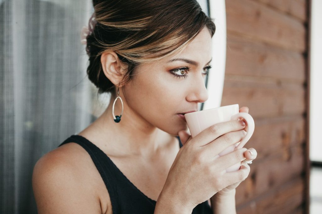 Donna che beve il caffè del mattino