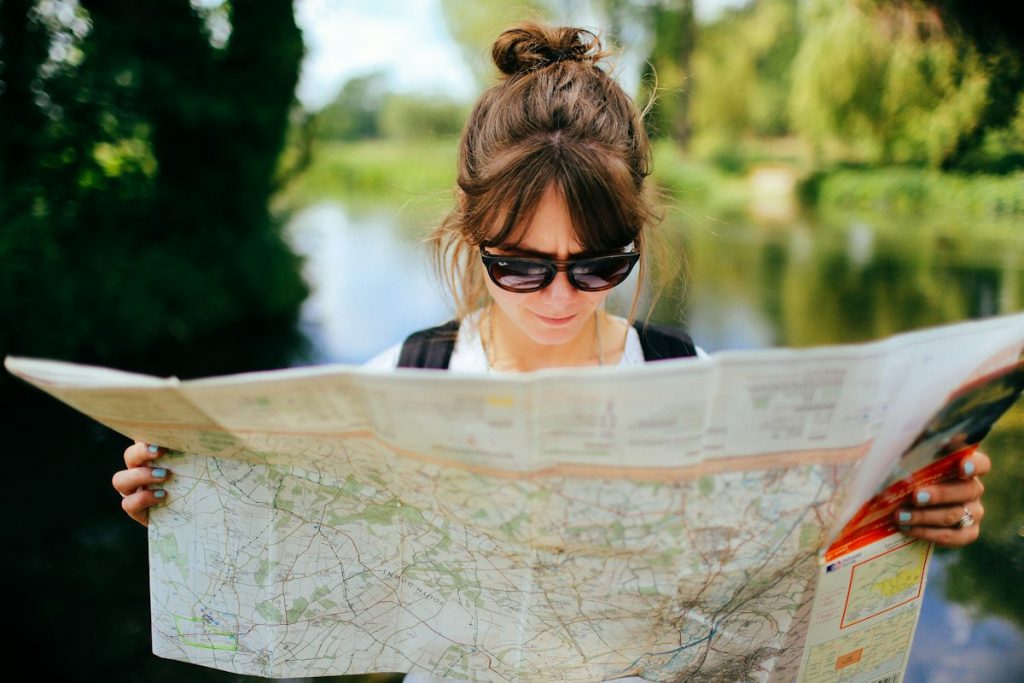 Donna con una mappa in una nuova città