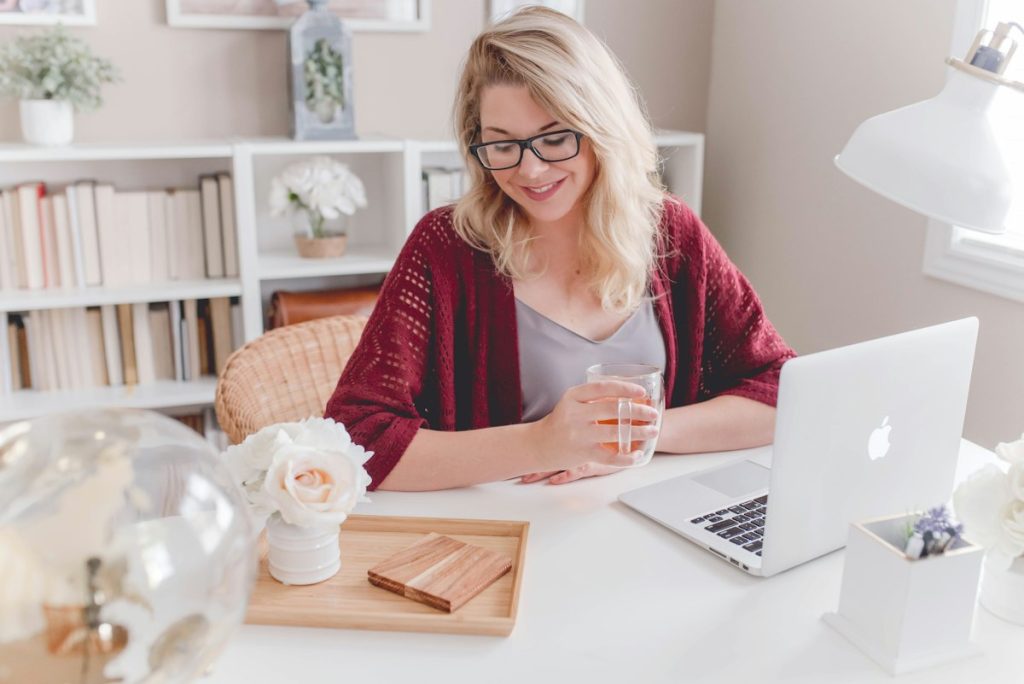 Donna di 40 anni che lavora al computer