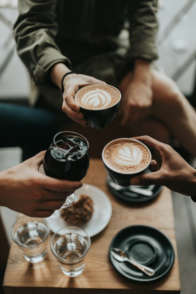 Due persone al primo caffè insieme