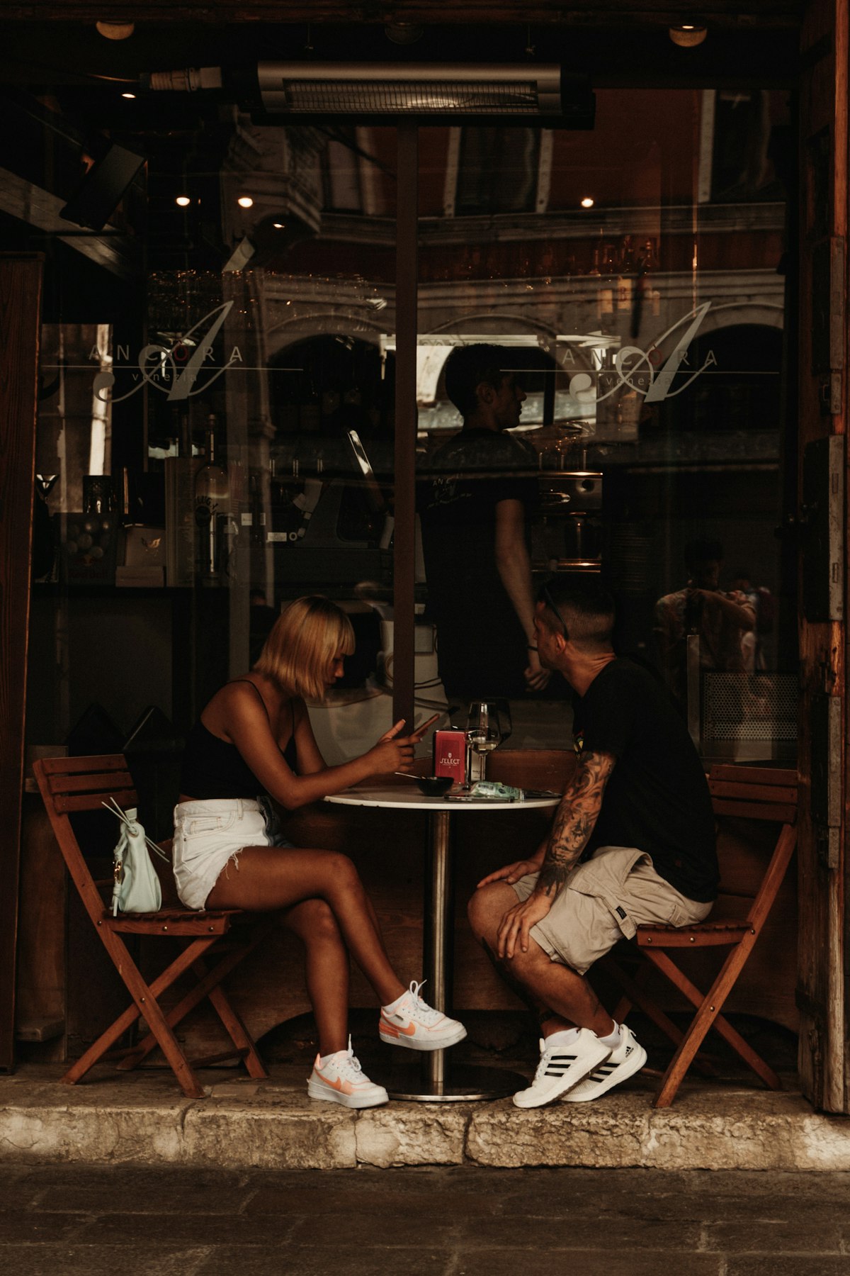 Coppia al bar durante un primo incontro