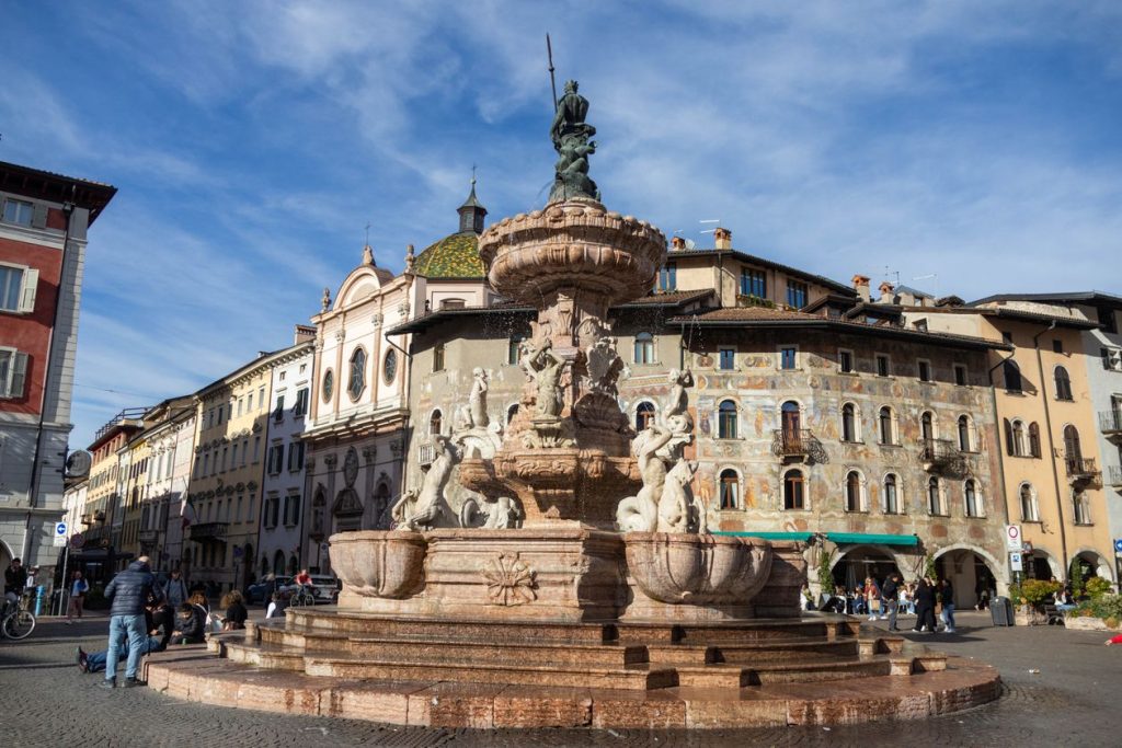 Fontana del Nettuno in Piazza Duomo, incontri a Trento