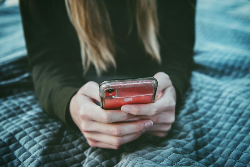 Mani che usano un’app di incontri