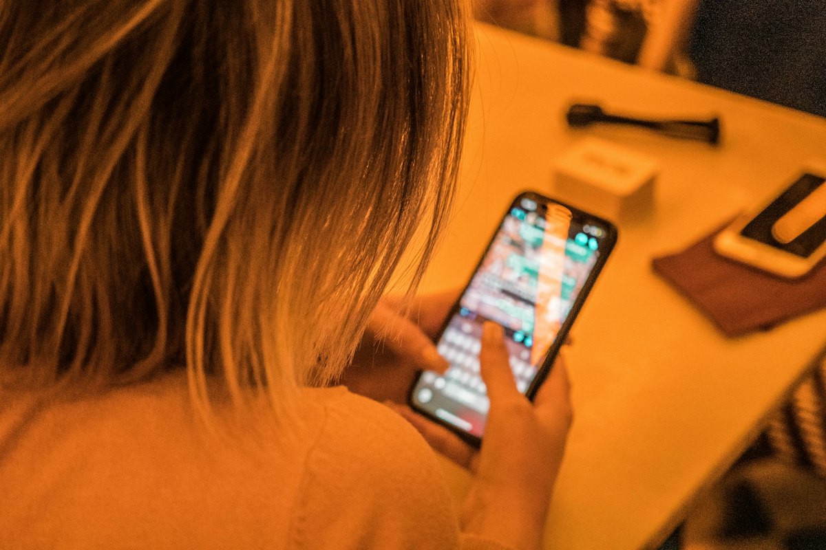 ragazza timida che chatta al telefono