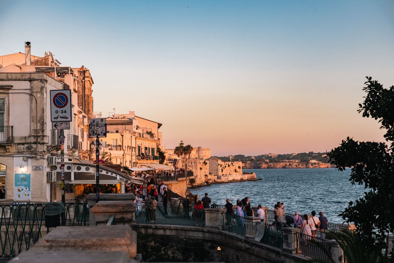 Incontri a Siracusa, i vicoli di Ortigia di sera