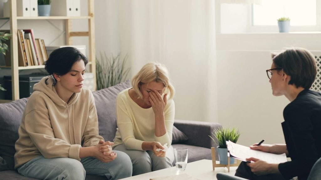 Donna che chiede aiuto a una terapeuta