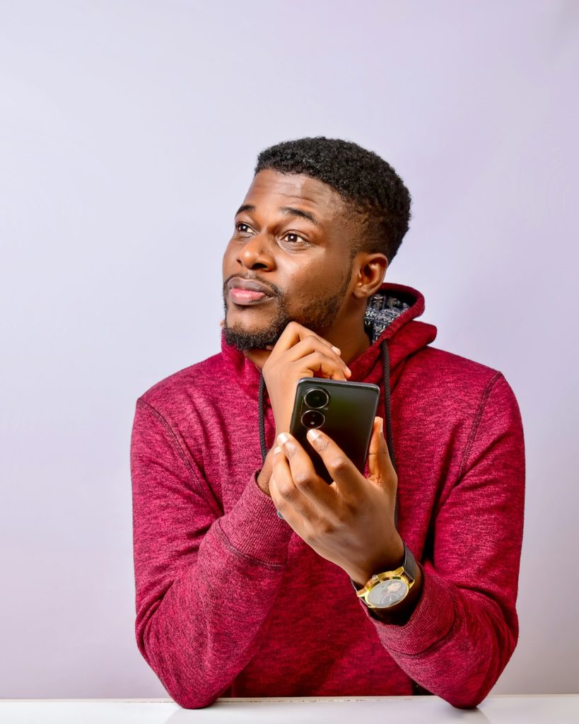 Uomo che aspetta una risposta al telefono