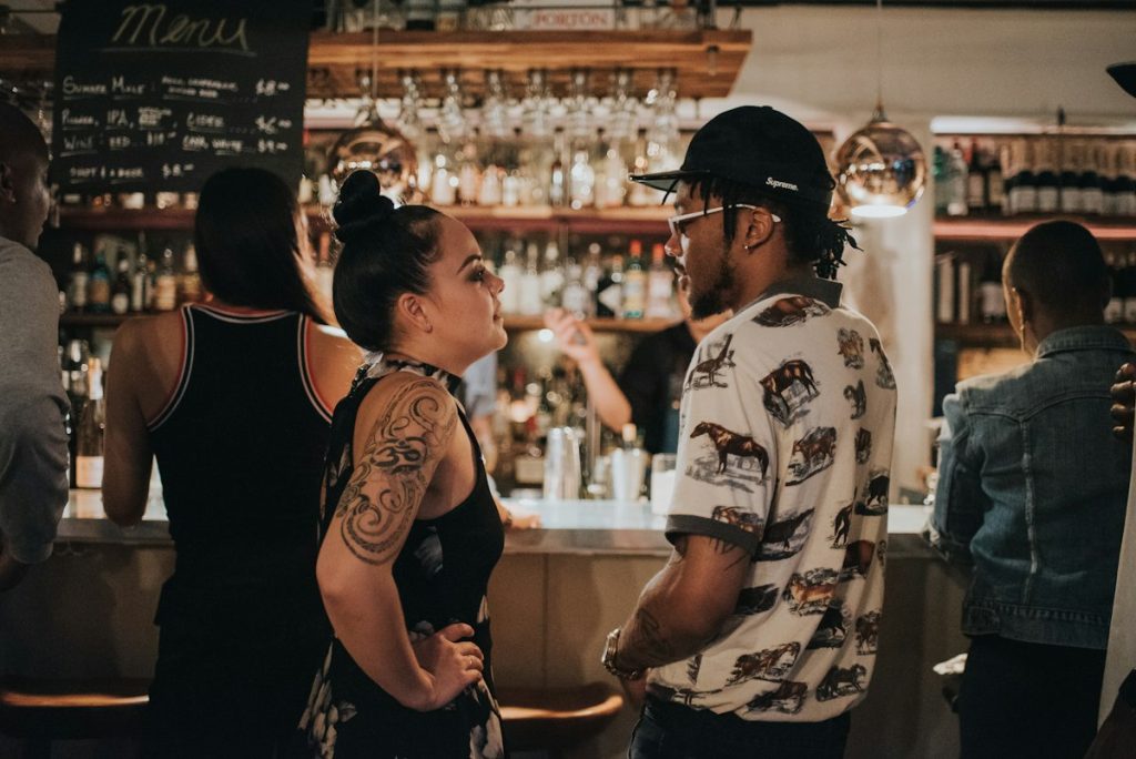 Uomo e donna che conversano in un bar