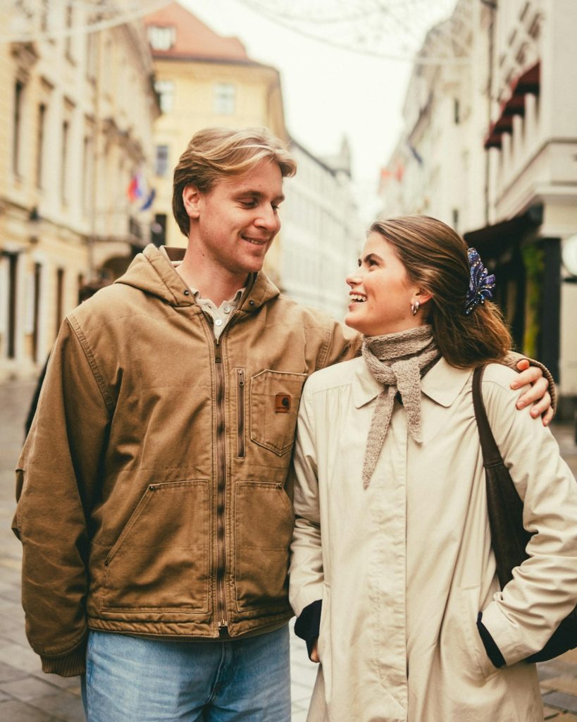 Uomo e donna che passeggiano ridendo
