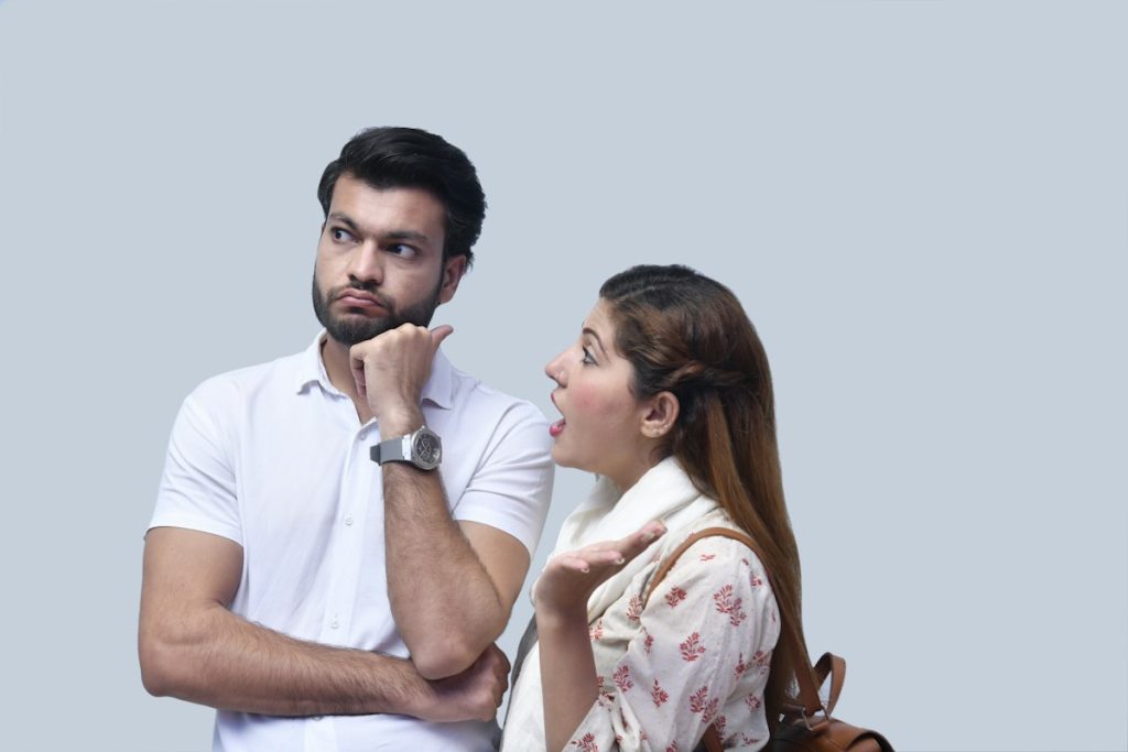 Uomo pensieroso che si scusa con la partner