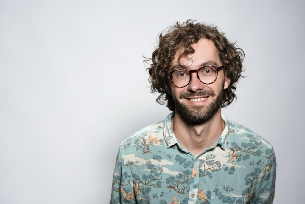 Uomo sorridente e sicuro di sé