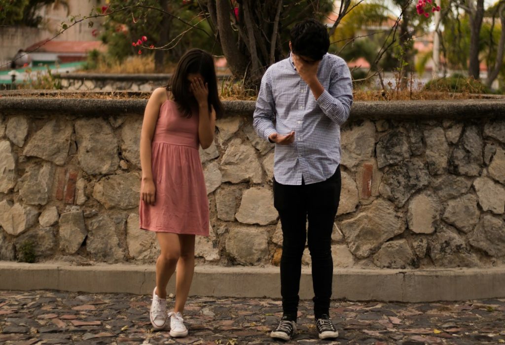 Uomo timido che invita una donna a uscire