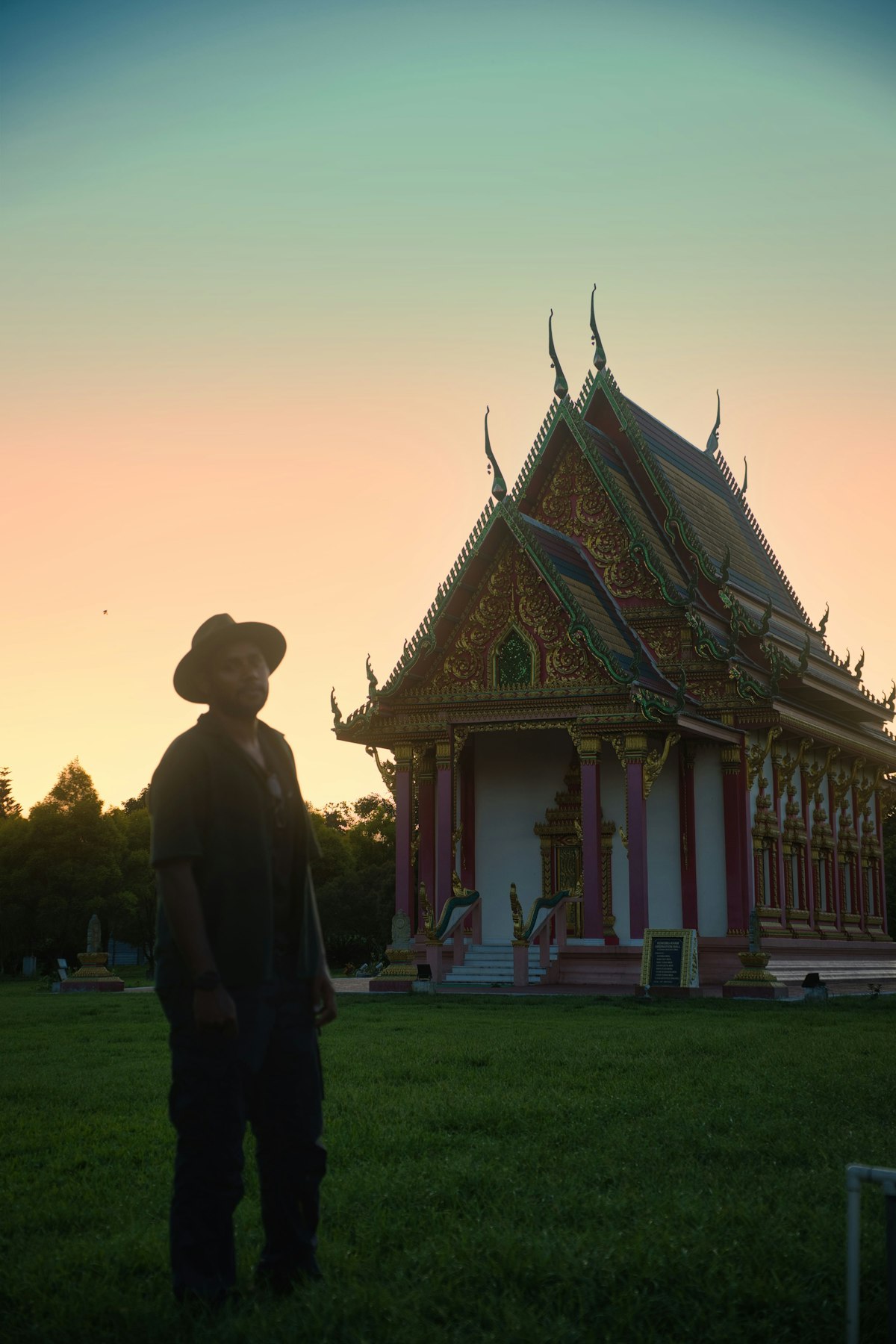 viaggiatore solitario che visita un tempio in Asia